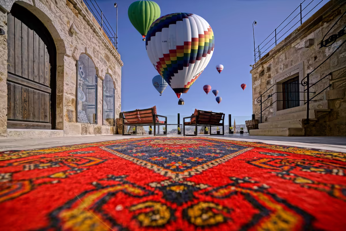 Carpet and hot air balloon in Arinna hotel
