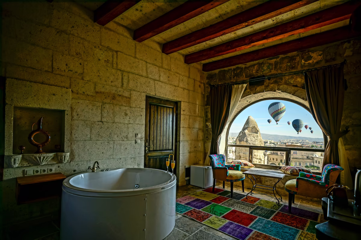 Hot tub and room in Arinna Hotel