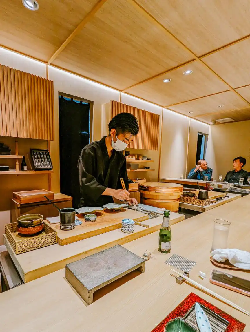 chef preparing the omakase dishes