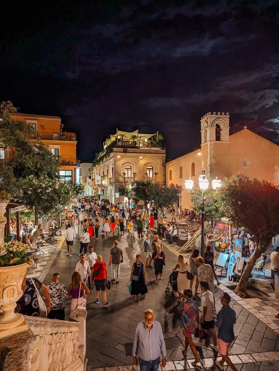 Corso Umberto at night with big crowds