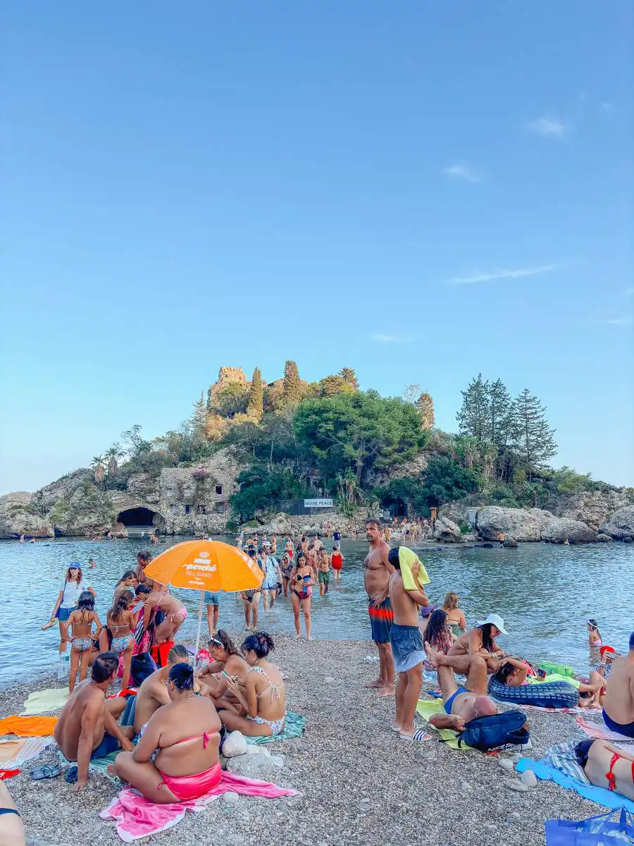 Isola Bella Crowded