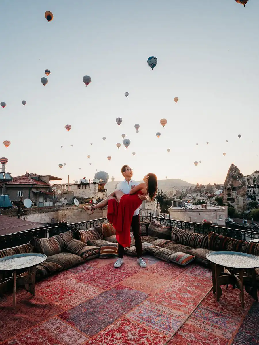 Sunset in Cappadocia with Turkish rugs and hot air balloons, best moment during our 10 day Turkey Itinerary