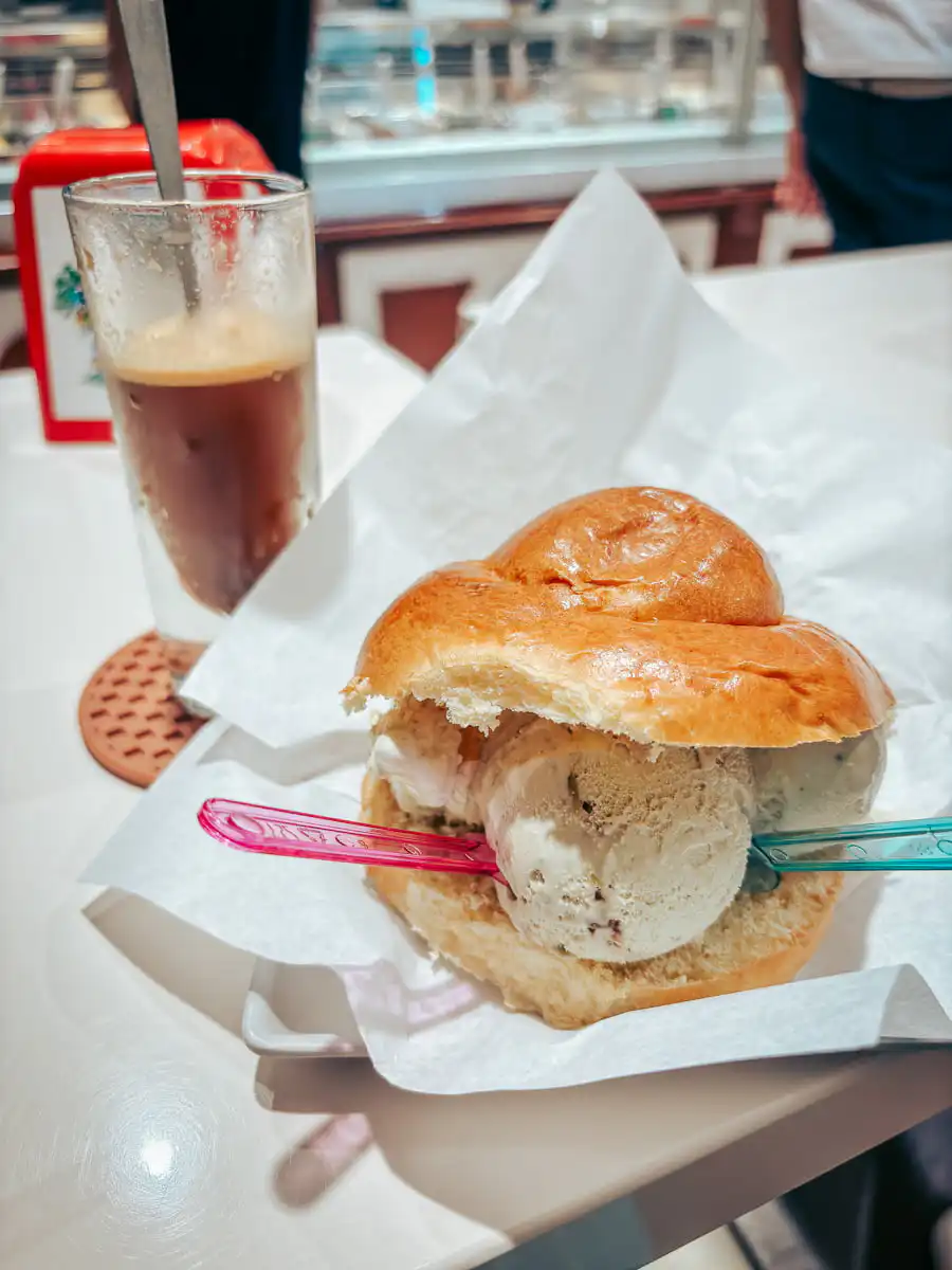 Brioche con Gelato in Syracuse Sicily