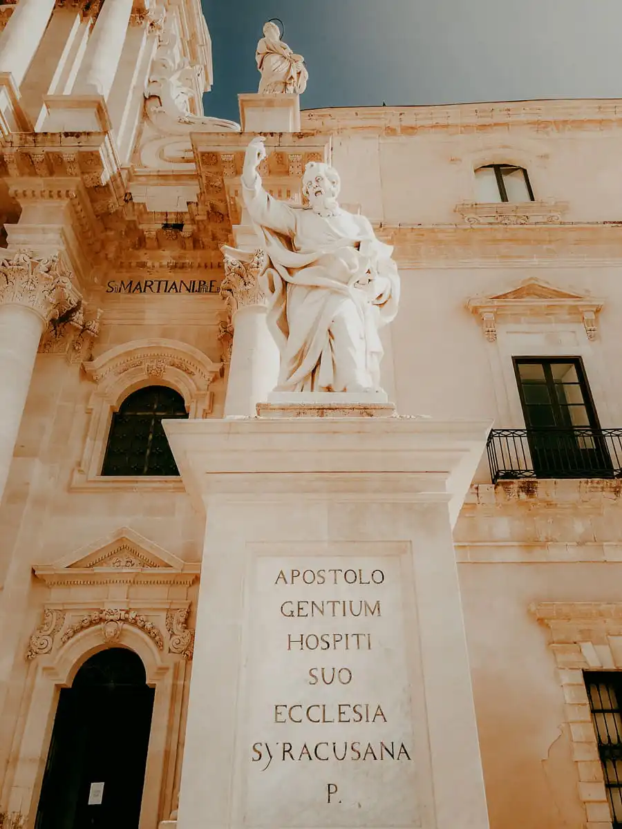 Statue in Piazza Duomo