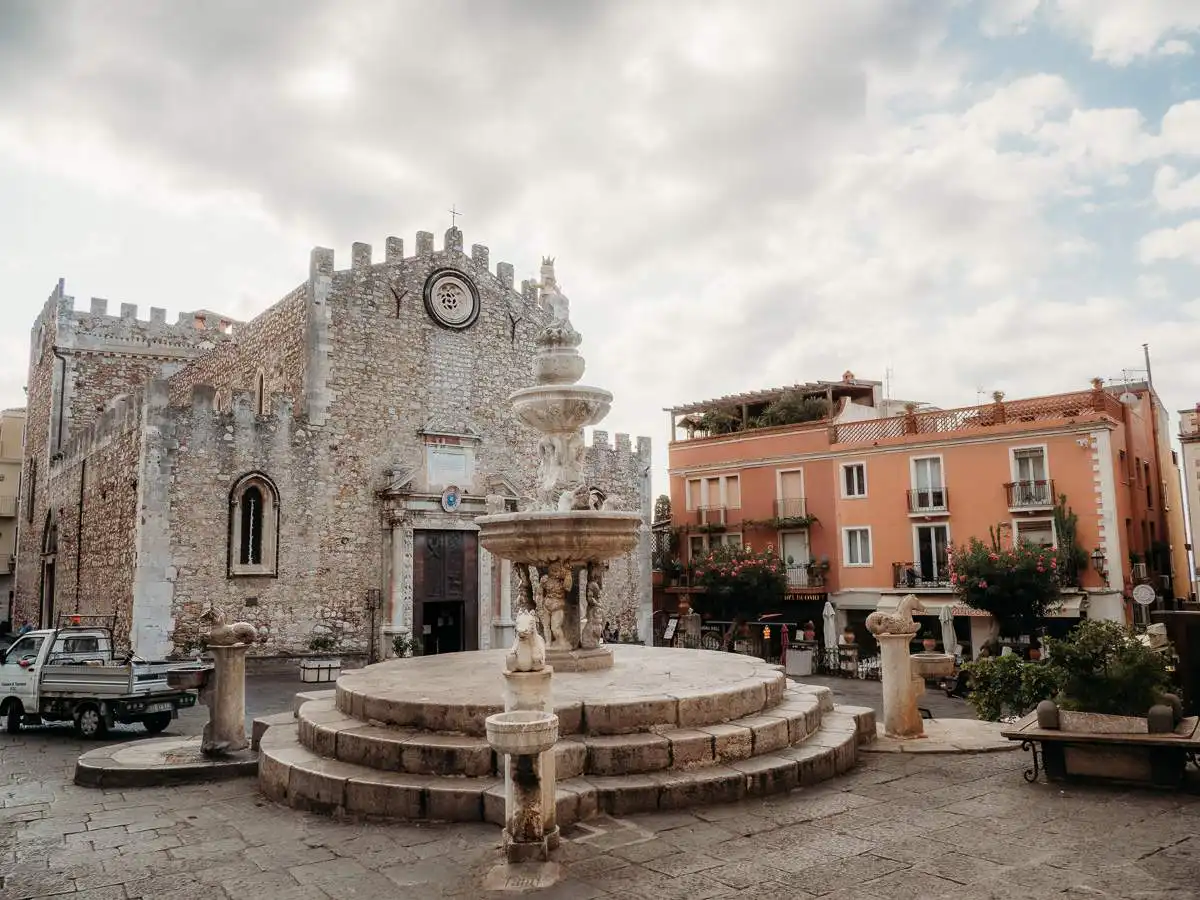 Piazza duomo fountain