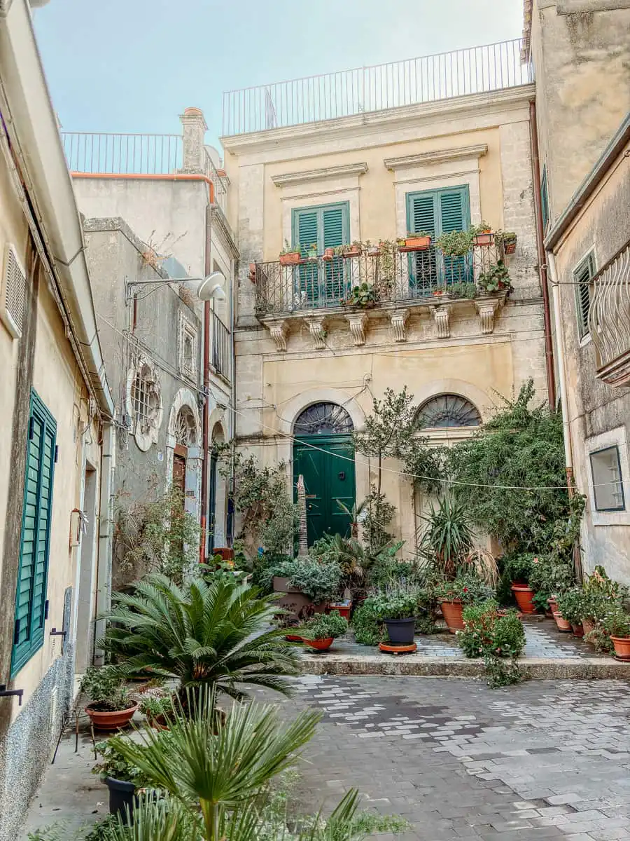 Garden with home in Ragusa
