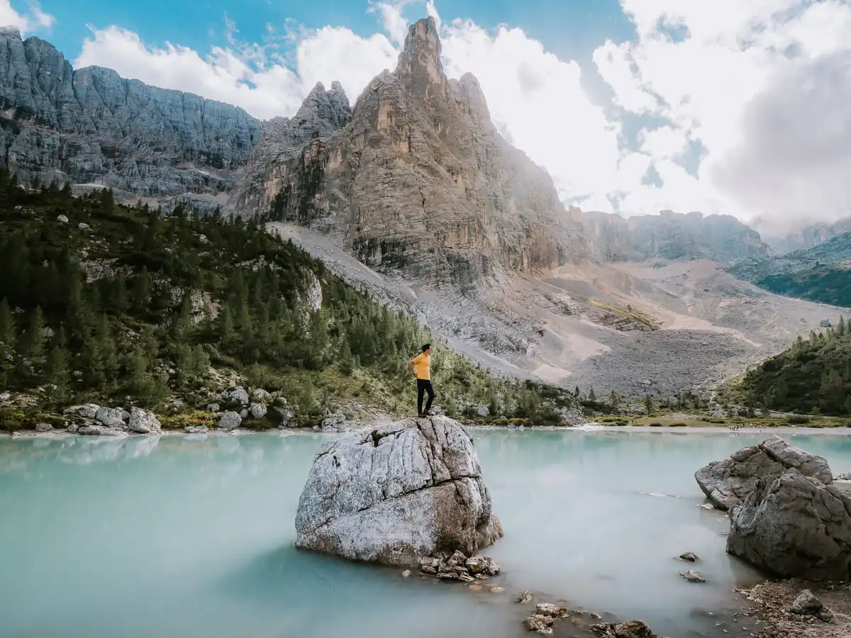 Lago di Sorapis man standing on the rock
