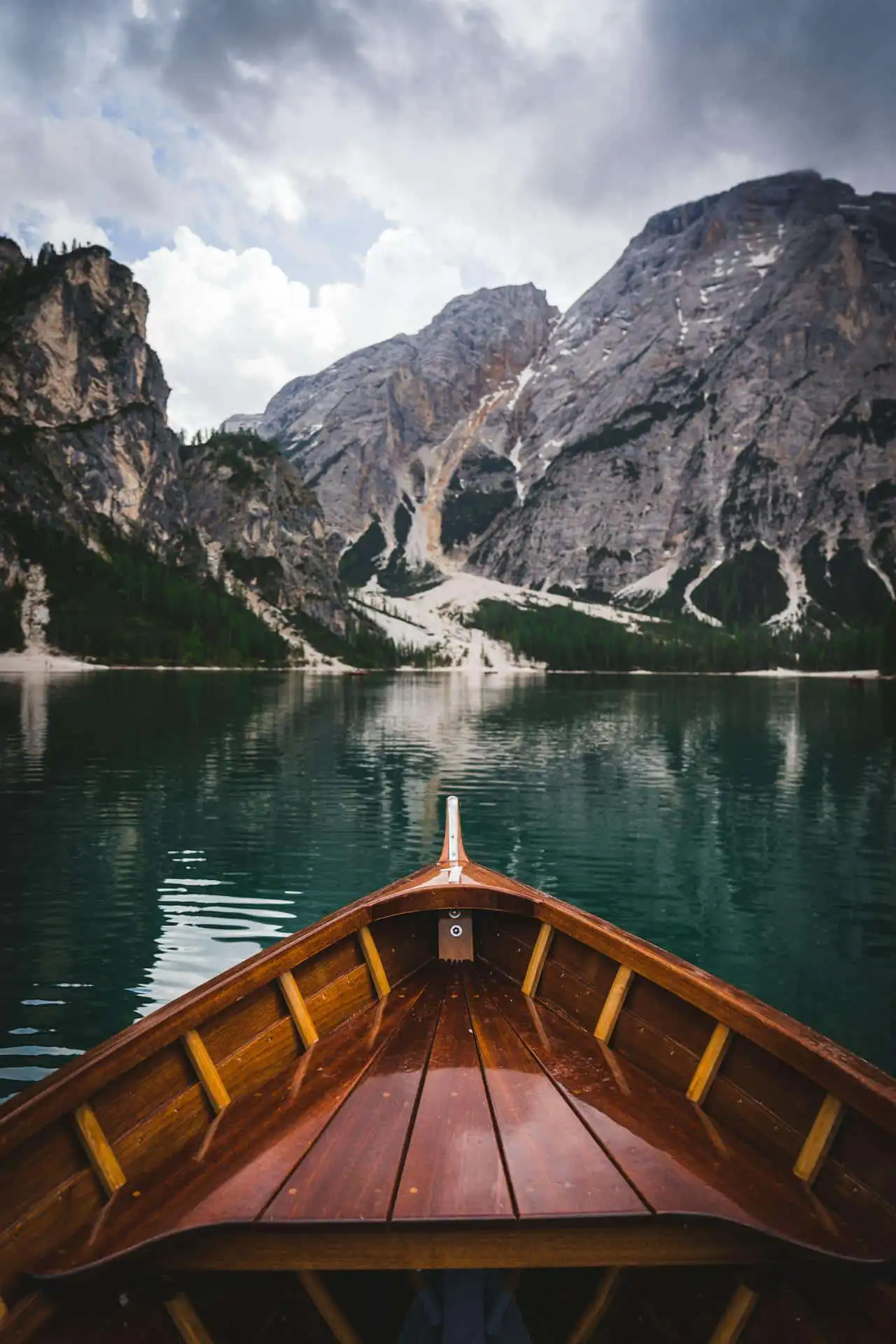 Canoe in Lago di Braies