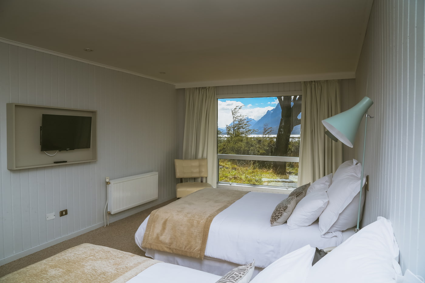 Hotel Lago Grey bedroom