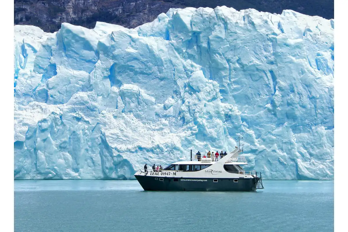 Boat navigation to glacier
