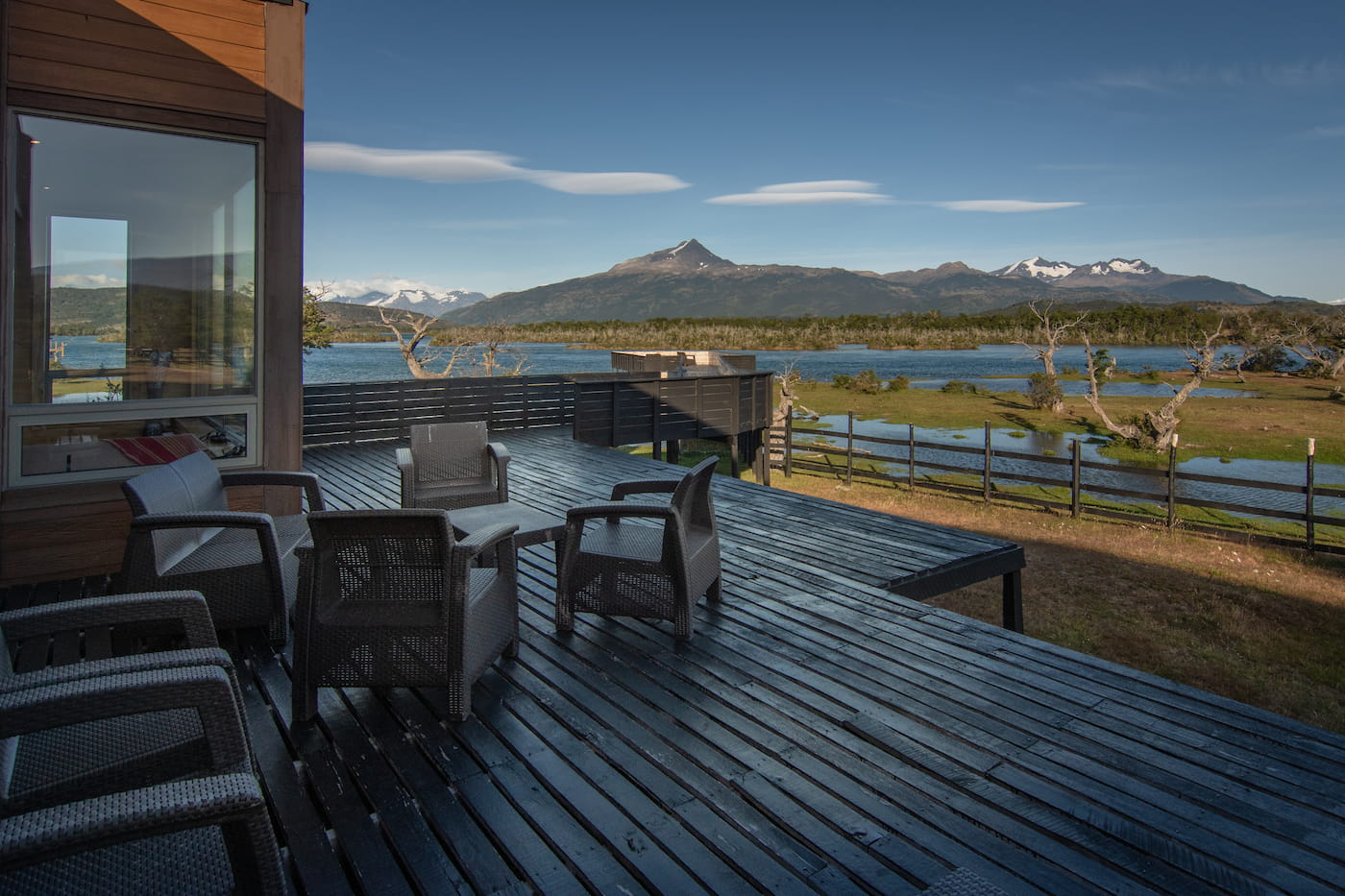Pampa Lodge Outdoor terrace overlooking the lake and mountains