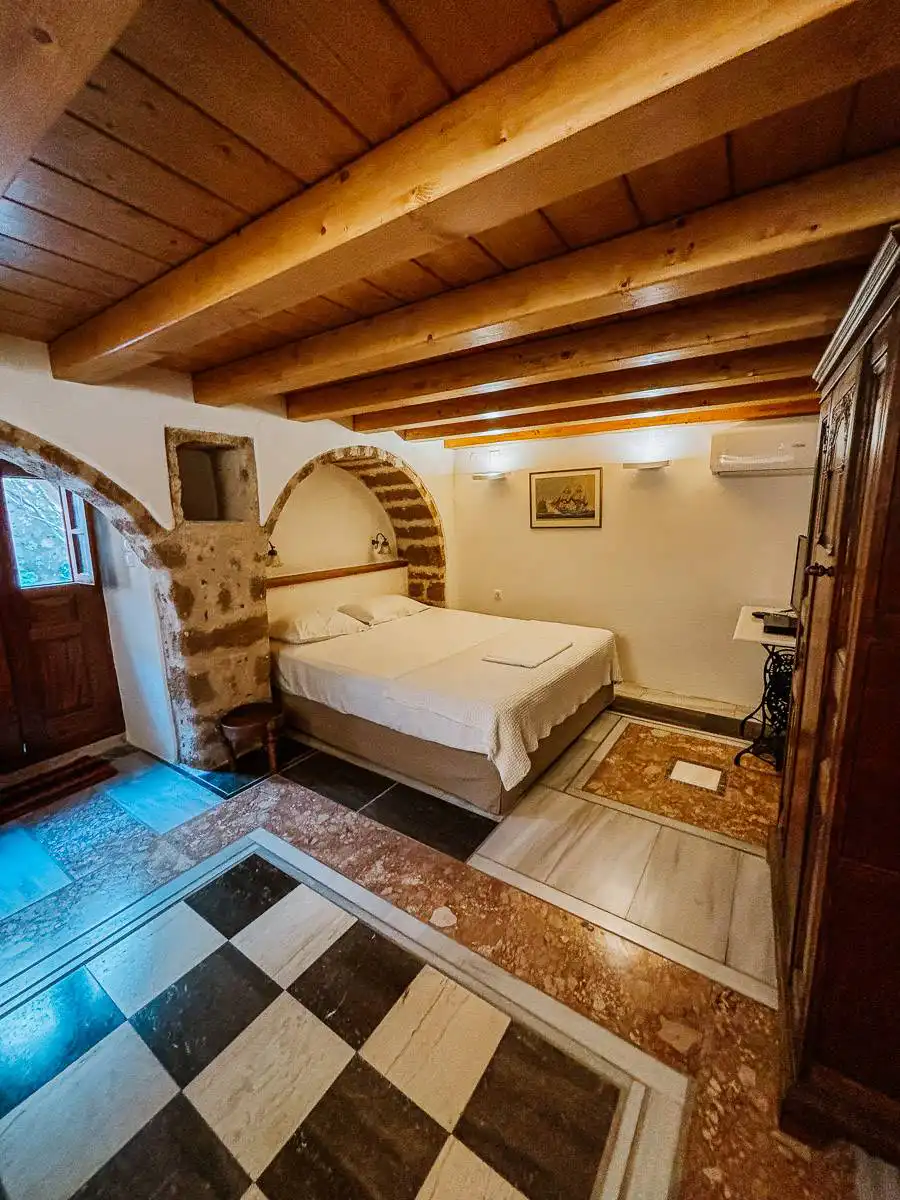 room in monemvasia