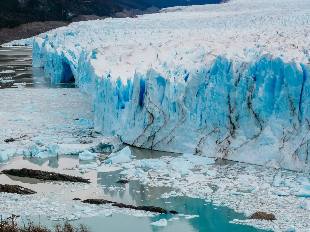 ice chunk falling into the water at perito moreno glacier