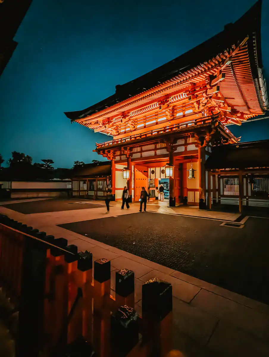 fushimi inari temple at night