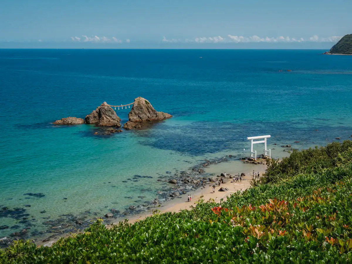 itoshima waters and couple stone
